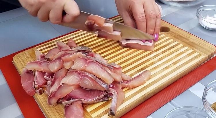 Для приготовления хе из толстолобика, нарежьте рыбу