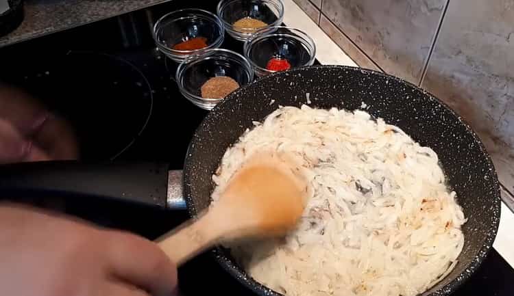Для приготовления хе из толстолобика, обжарьте лук